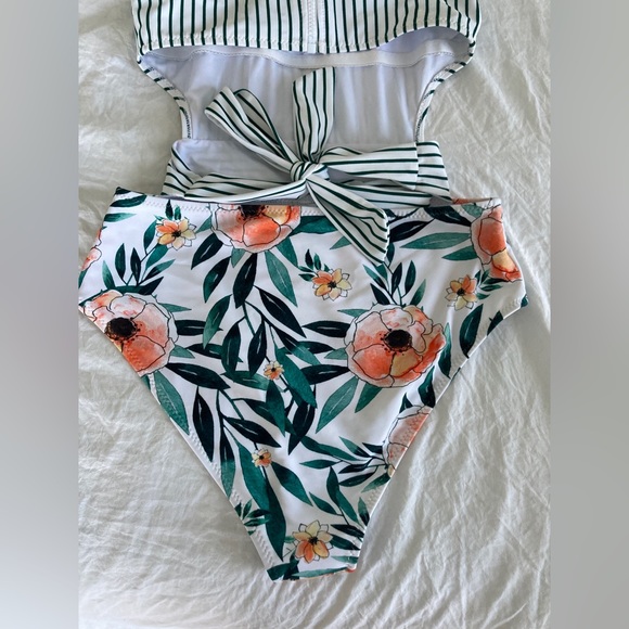 New Cupshe Striped and Floral One Piece Swimsuit Size Medium - Picture 10 of 13